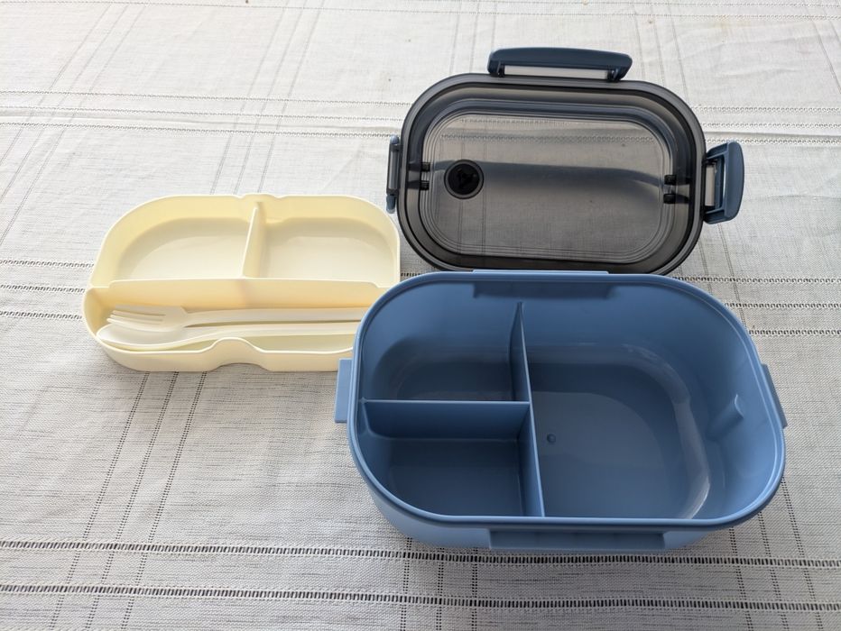 Caserola pentru pranz Kite, 1200ml, cu 3 compartimente, separator si tacamuri
