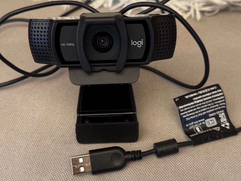 Продавам уеб камера Logitech C920s HD PRO