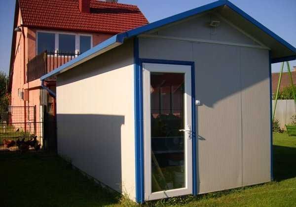 Casa, garaje auto din structura metalica si panou sandwich termoizolat