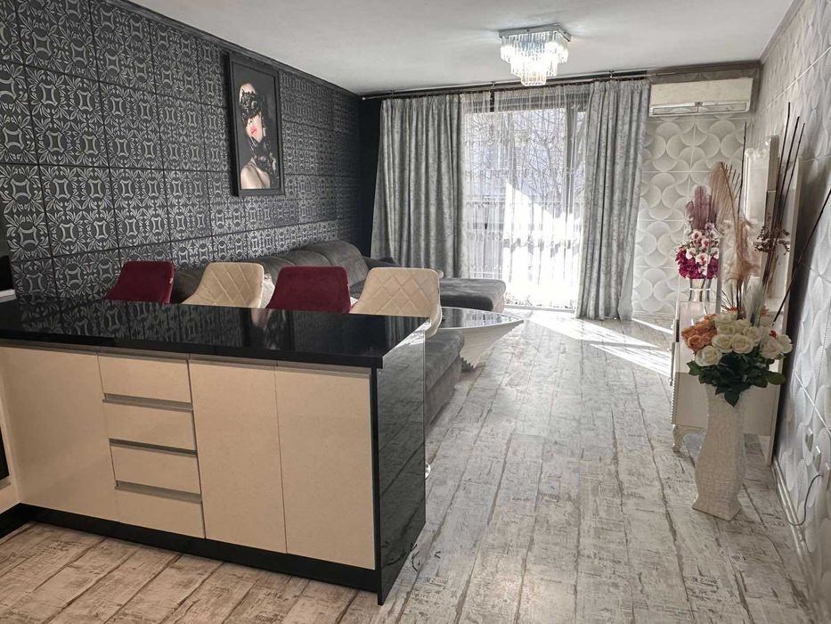 Луксозно обзаведен Тристаен апартамент с 2 паркоместа , ж.к. Левски