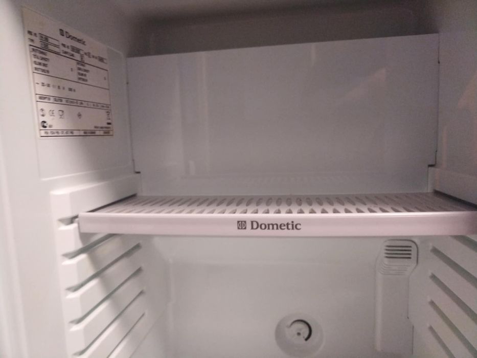 Амонячен хладилник тип мини бар.
DOMETIC RH438D с обем 30 литра.
Ниска