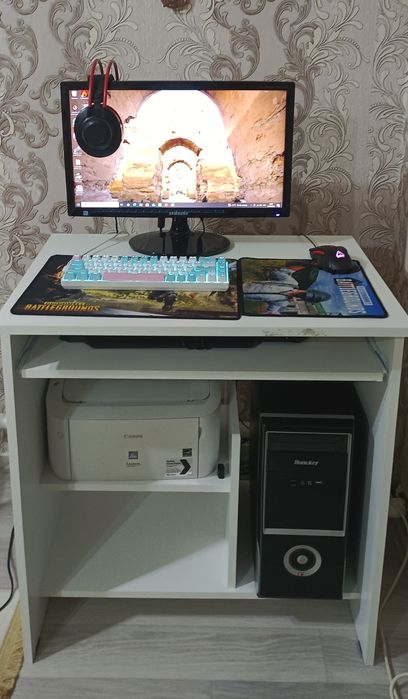 Б/у компьютер с мышью, клавиатурой и наушниками