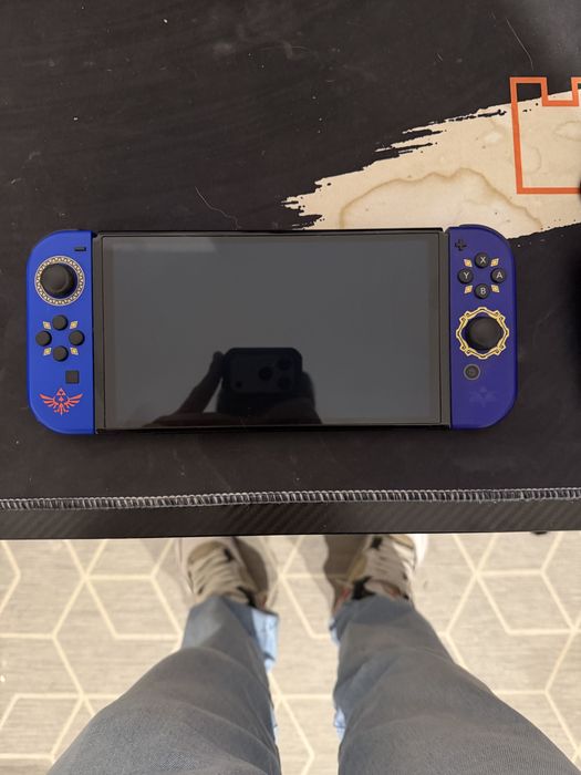 Nintendo switch oled cu 3 perechi de controllere si husa