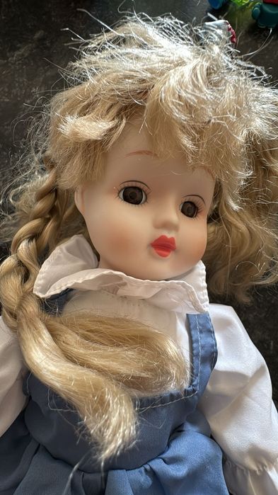 Păpușa din porțelan veche