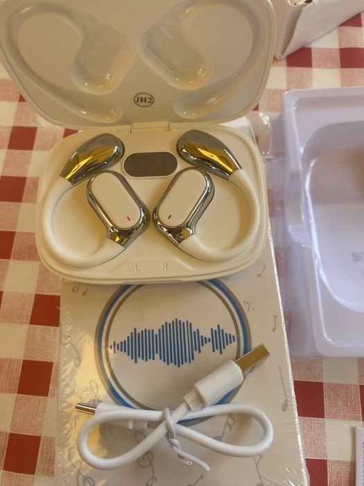 Слушалки с преводач на 144 езика в реално време