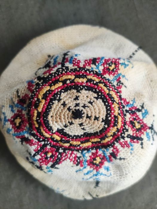 Продавам бродирана шапка,предполагам  за носия и каракачанска престилк