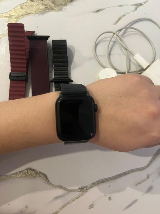 Срочно продам Apple Watch se 2