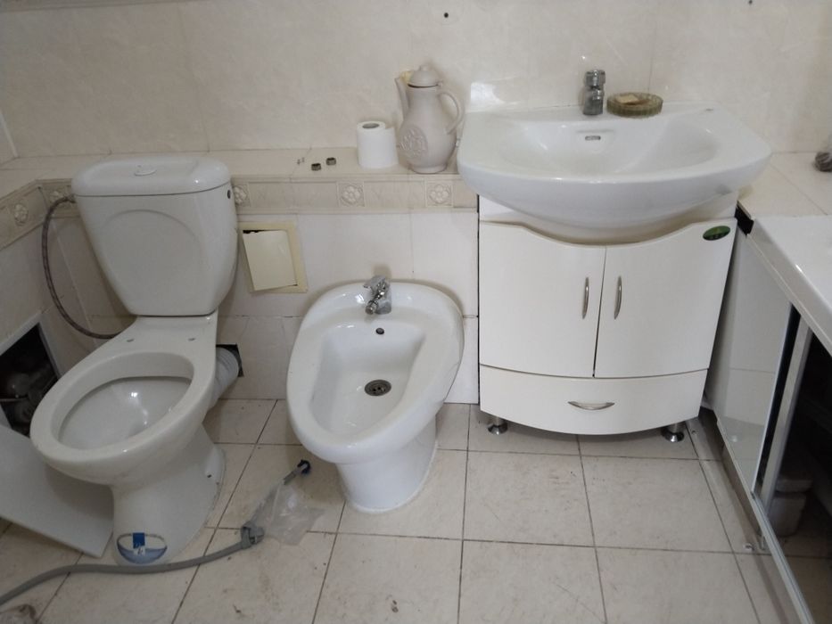 Продается мебель в санузел, унитаз