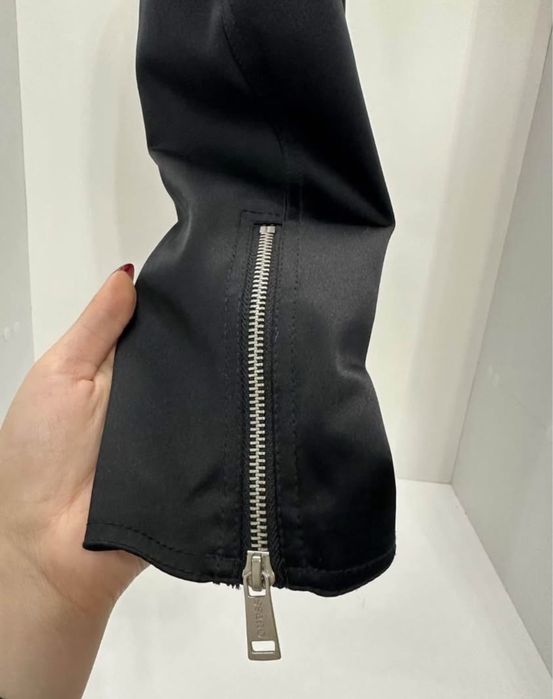 Яке черно Guess