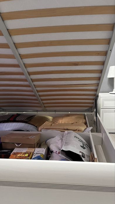 Продам двуспальную кровать с матрасом