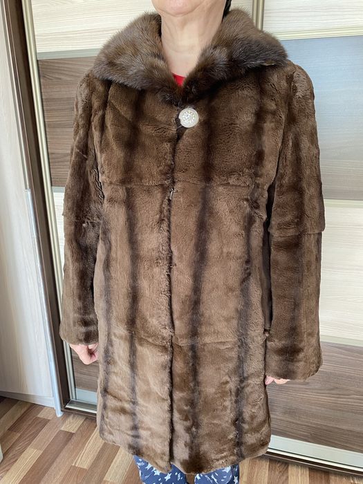 Продам шубу (воротник норка)