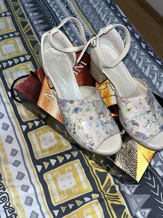 Бежови обувки Martini