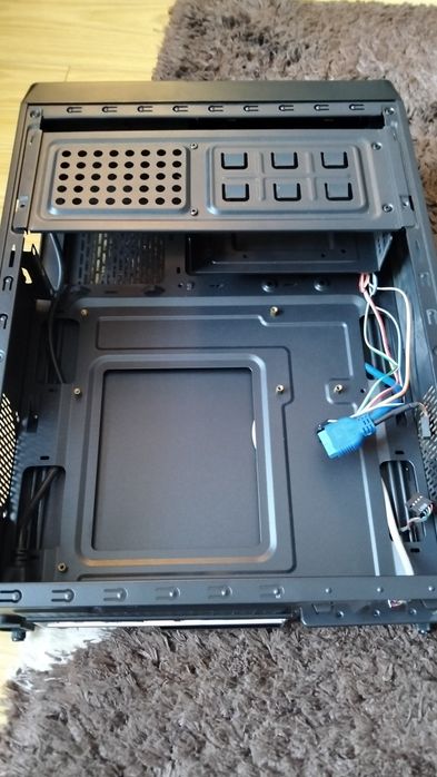 Vând Carcasa PC TOOQ și  sursă de alimentare 500w (  .