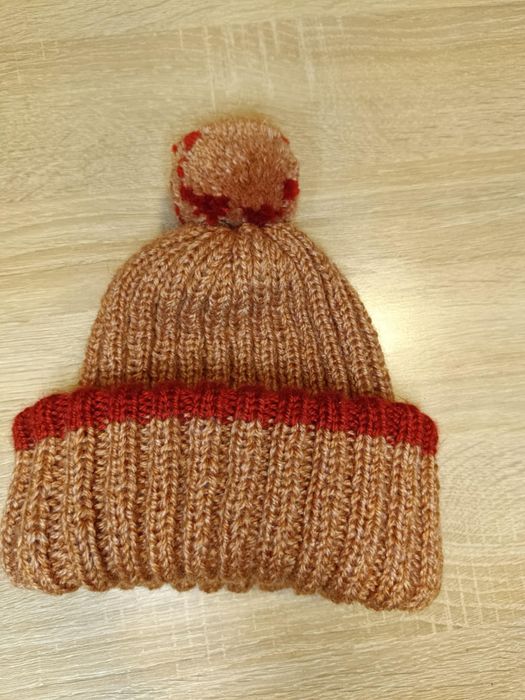 Плетена зимна шапка с помпон – кафява