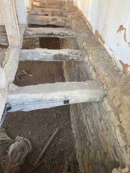 Продавам къща гредоред (80 кв.м) с плевня и 1 декар двор в с. Лесичарка