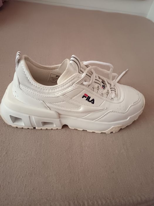 Оригинални  бели маратонки Fila