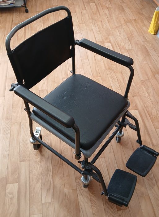 Комбиниран стол за баня и тоалетна (инвалидна количка) – Като нов