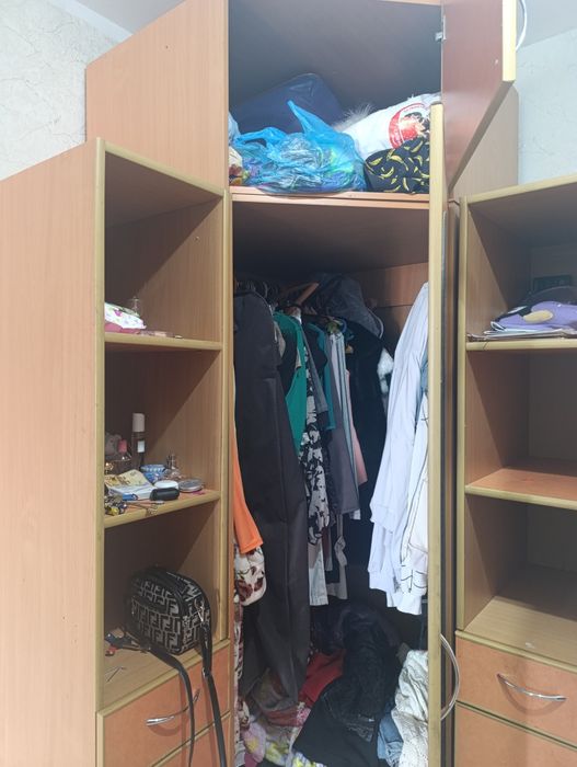 Шкаф с зеркалом и вешалкой