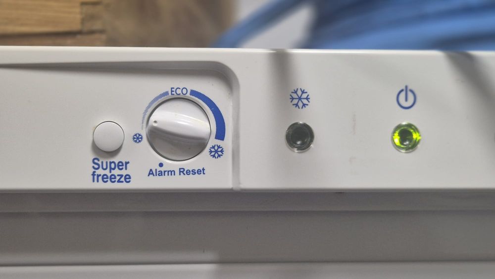 Vând congelator Indesit
