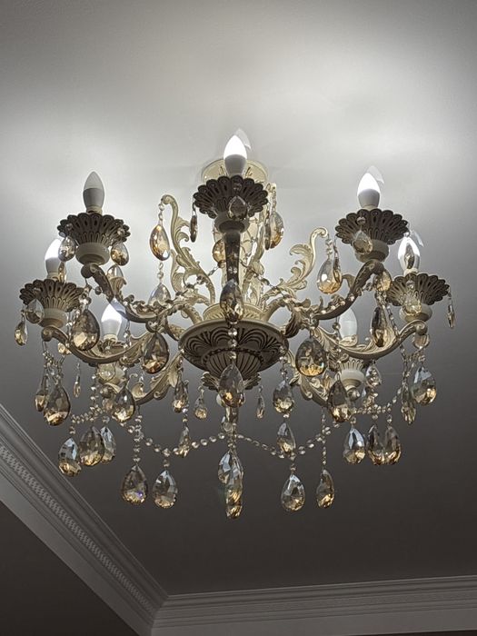 Продам люстру в отличном состояний