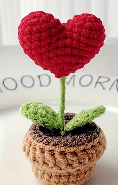 Ръчно изработени цветя, мартенички и дървени поставки за снимки