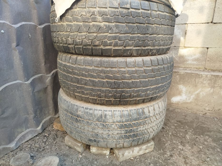 Продается покрышки на нисан Патрол 3 штуки один с дисками а две без