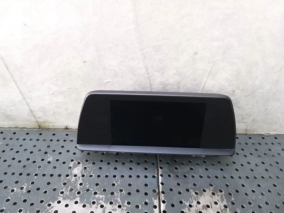 Display navigatie bmw seria 1 f20 f21 929224302u prezinta fisura