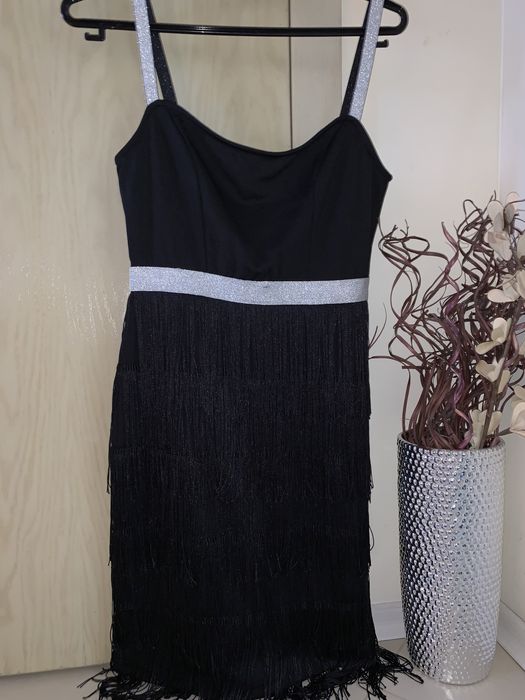 Черна рокля с ресни и сребристи акценти.