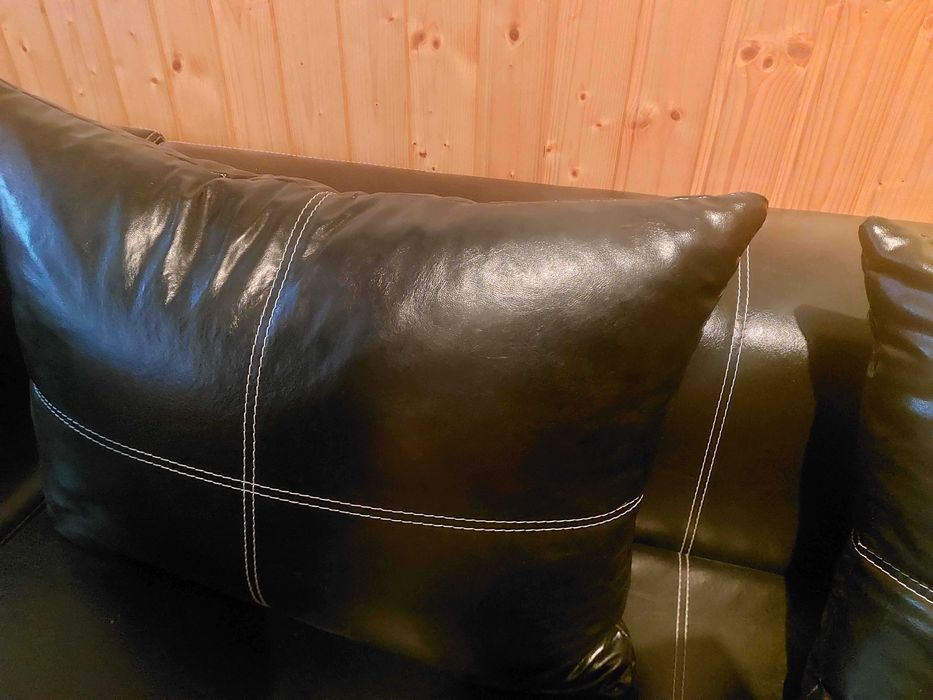 КОМПЛЕКТ черен кожен диван + стъклена холна маса