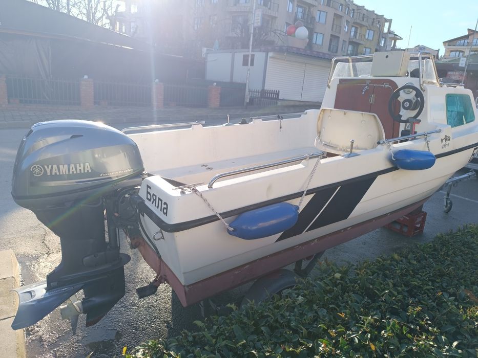 Лодка с извънбордов двигател