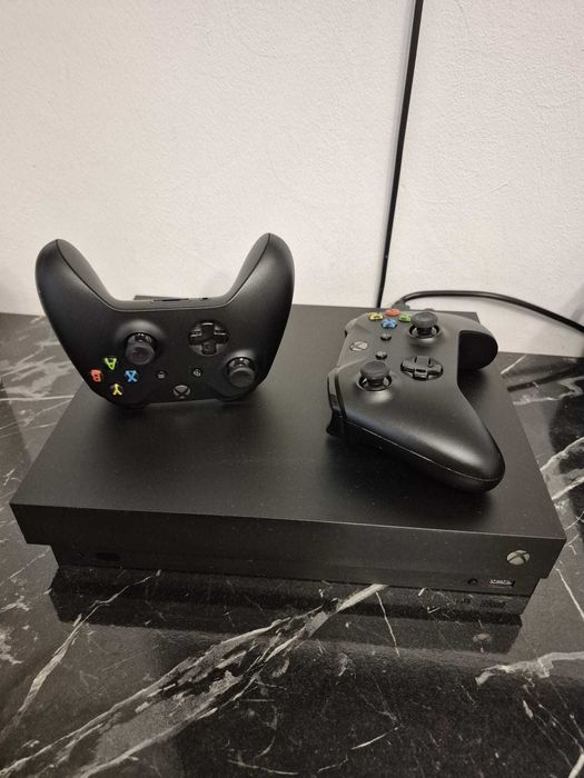 Vând consolă XBOX ONE X