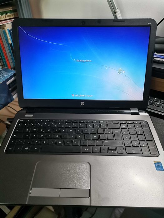 Vand HP 250 cu Windows 7 retro 170 jocuri filme