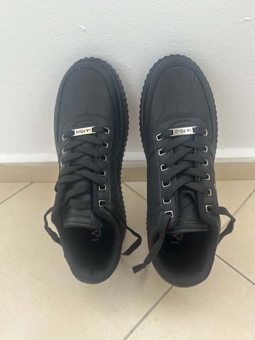 Нови черни обувки