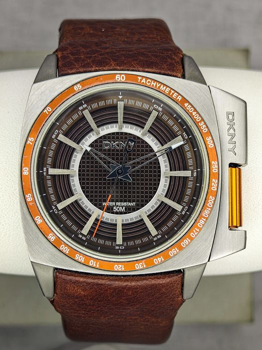 Продавам часовник DKNY