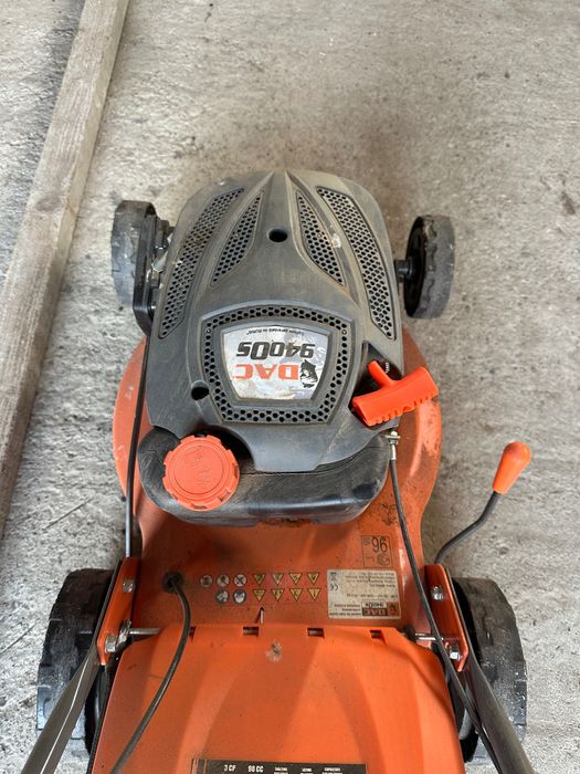 Mașină tuns iarba pe benzină