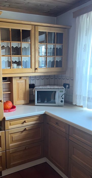 Mobilă bucătărie lemn masiv + insulă cu 2 scaune