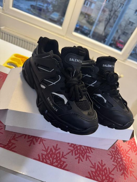 Balenciaga trak 2 negru și alb