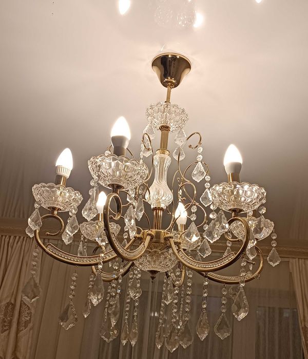 Продается красивая люстра 25000