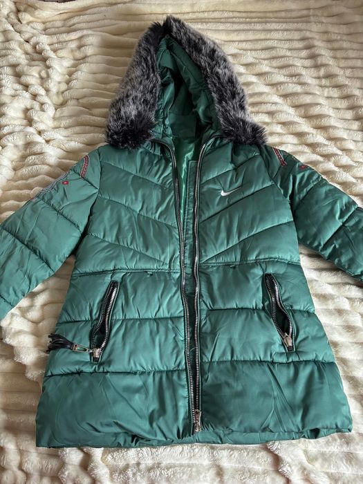 Geaca de iarna dama
Cu buzunare, blana de la gluga detasabila
Pe