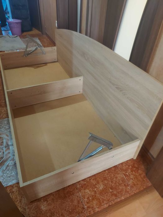 Продавам легло,диван!