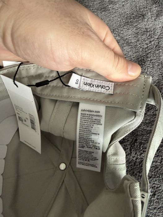 Calvin Klein sapca gri deschis cu logo brodat marime OS noua originala