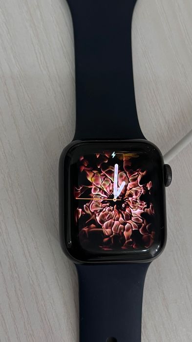 Продам Apple Watch SE 40mm (GPS)