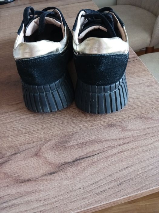 Обувки с висока платформа