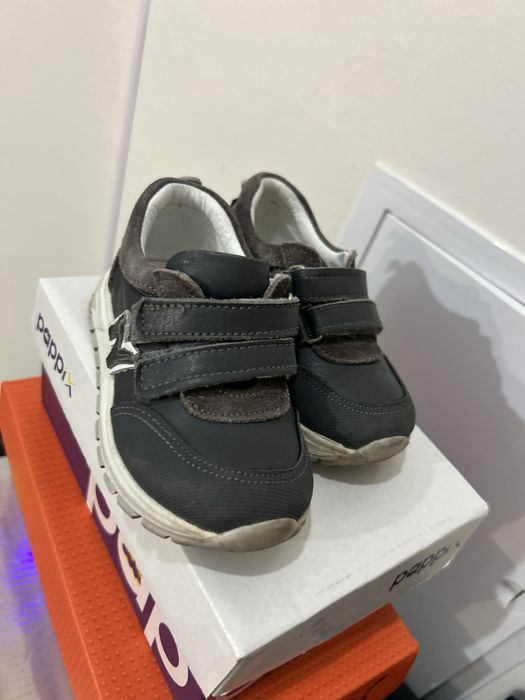 Продам детские кроссовки