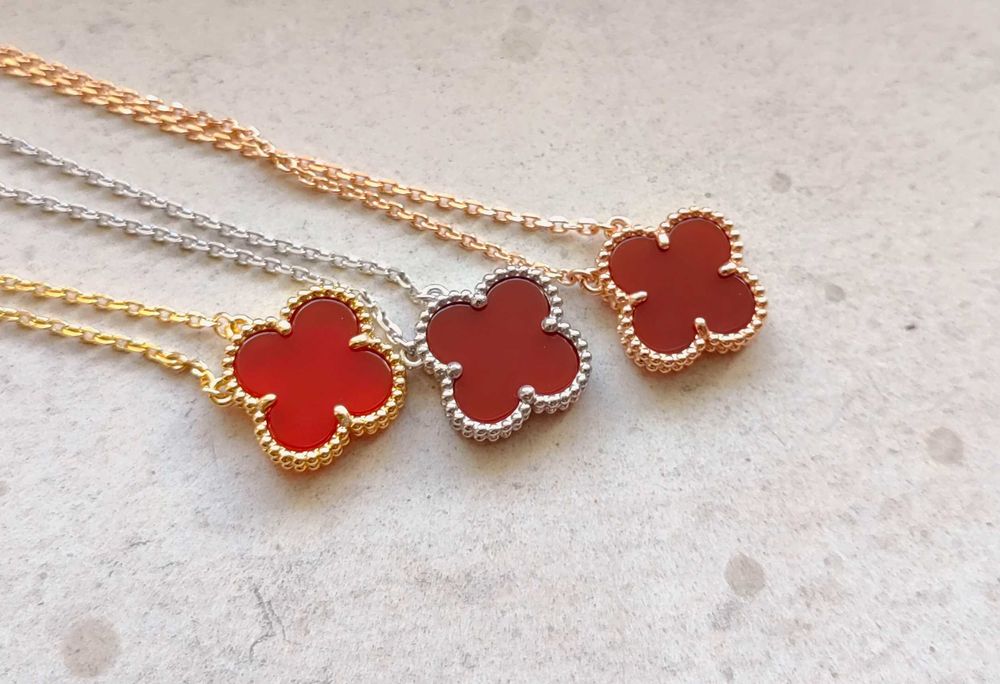 Дамско колие с детелина от червен карнелин на Van Cleef & Arpels VCA