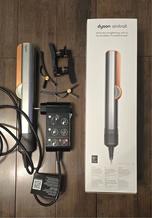 Dyson Airstrait.
