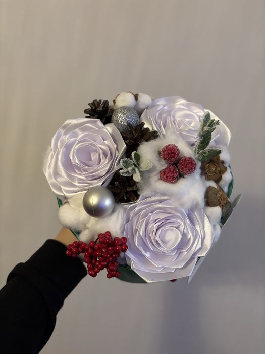 Ръчно изработени коледни букети със сатенени рози
