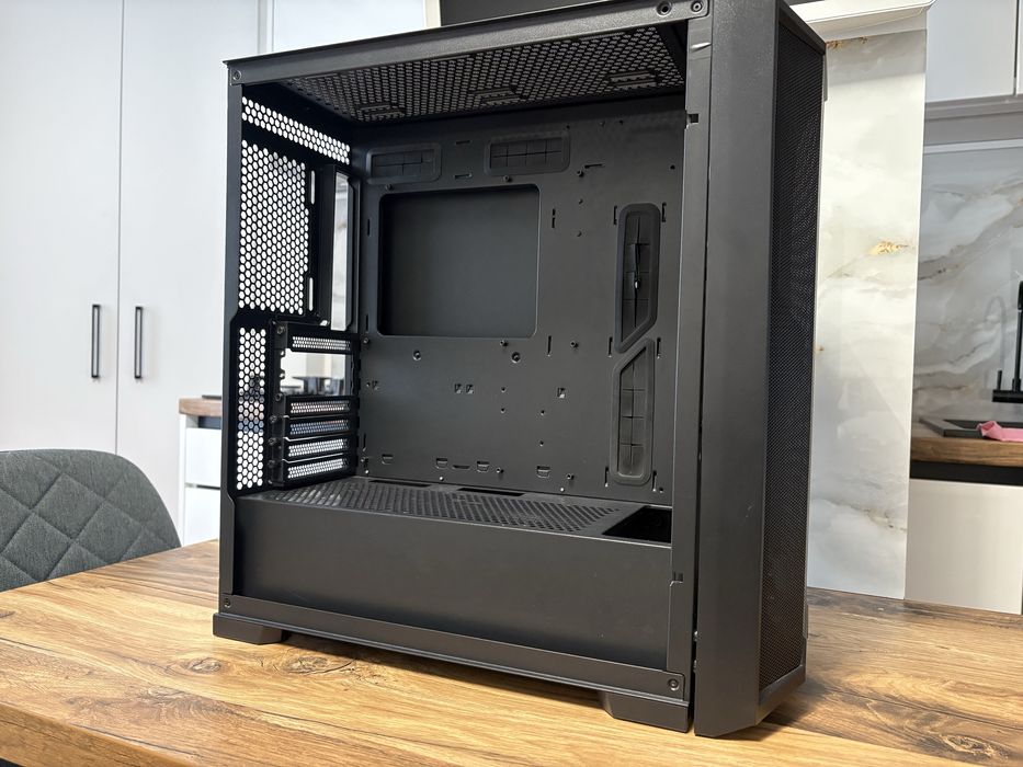 Lian-Li Lancool 215