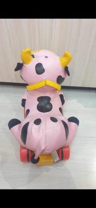 Музикална кравичка за бутане с крачета