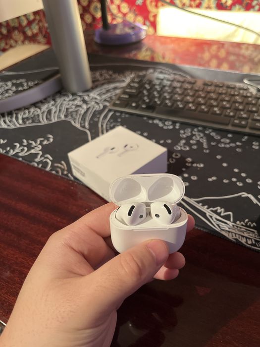 Продам оригинальные AirPods 4 ANC